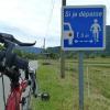Abstand halten: In Frankreich weisen regelmäßig sich wiederholende Schilder Autofahrer auf den richtigen Abstand zum Radfahrer hin. Der ADFC regt das auch für Deutschland an. Abstand halten: In Frankreich weisen regelmäßig sich wiederholende Schilder Autofahrer auf den richtigen Abstand zum Radfahrer hin. Der ADFC regt das auch für Deutschland an.