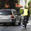 Autofahrer aufgepasst: Laut Straßenverkehrsordnung muss ein Abstand von mindestens 1,5 Metern zum Radfahrer eingehalten werden. Im Foto vom Gottesberg befindet sich der Autofahrer knapp am Limit.