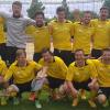 (frak)   Die Mannschaft der Würzburger Hochschulen hat ihren Titel als deutscher Fußball-Hochschulmeister verteidigt. Die kickenden Würzburger Studenten besiegten als Gastgeber des Endturniers die Kontrahenten aus Potsdam und Köln jeweils mit 1:0. Zuvor hatten sich die Würzburger bei der Zwischenrunde in München gegen die oberbayerischen Gastgeber und die Mannschaft aus Saarbrücken durchgesetzt. Auf bayerischer Ebene waren die Würzburger zuvor auf dem dritten Platz gelandet. Das Bild zeigt das erfolgreiche Würzburger Team mit (hinten von links) Michael Herrmann (TSV Abtswind), Simon Sommer (TSV Kleinrinderfeld), Michael Hollenbach (TSV Karlburg), Sebastian Arold (SF Dinkelsbühl), Simon Borgmann (TG Höchberg), Philipp Pfeuffer (TG Höchberg), Philipp Günder (TSV Kleinrinderfeld), Trainer Gerhard Bömmel, Jannik Fischer (Würzburger FV) sowie (vorne von links) Dominik Römer (TG Höchberg), Leroy Mabikounou (Würzburger FV), Thilo Wilke (TSV Aubstadt), Daniel Woller (TG Höchberg), Philipp Riester (SpVgg Renningen), Felix Walter (TSV Karlburg) und Jan Johannes (TSV Kleinrinderfeld).