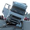 Auf dem Mittelstreifen verkeilte sich am Samstagmorgen (04.07.15) dieser Sattelzug auf der A3 bei Helmstadt (Kreis Würzburg). Der Fahrer blieb unverletzt, die Bergung gestaltete sich schwierig.