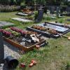 Figuren zertreten und Kreuze umgeworfen: Unbekannte wüteten in der Nacht zum Montag auf dem Uffenheimer Friedhof.