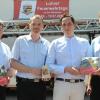 150 Jahre auf 112 Seiten: Norbert Penz (von links), Clemens Kracht, Bürgermeister Mario Paul und Michael Hübner mit der druckfischen Chronik und dem Jubiläums-Bierkrug.
