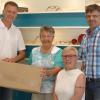 Augenoptikermeister Thomas Hock (links) und sein Team haben für den Partnerverein  Gerolzhofen-Sé gespendete Brillen repariert, gesäubert und vor allem die Gläserstärke bestimmt. Vorsitzende Karin Sauer (Zweite von links), Schriftführerin Monika Kühl und Kassier Robert Herbig dankten herzlich.