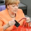 Neue Schnüffel-Vorwürfe: Angela Merkel lässt ihr Handy nicht aus den Augen.
