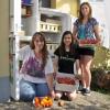 Er steht für alle offen: Der Fair-Teiler-Schrank in der Birkenstraße. Birgit Rassbach, Janine Burger und Sabrina Pfennig (von links) kümmern sich um regelmäßige Befüllung.