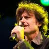 Gitarrist Eric Bazilian ist mit Keyboarder und Akkordeonspieler Rob Hyman Kopf und Songschreiber der Hooters. Die Folk-Rock-Band aus Philadelphia spielte am Sonntag in Geiselwind.