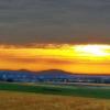 Morgens gegen sechs Uhr spürt man noch nichts vom hektischen Treiben dieser Welt. Da zeichnet die Sonne ein Bildnis von den Gleichbergen, wie es malerischer kaum  geht. Das Foto entstand bei Wermerichshausen mit Blick Richtung Bad Königshofen und den dahinter liegenden Gleichbergen.