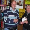 Ein Beispiel: Dettelbacher Konfirmanden spendeten für Nepal. Das Geld übergab Pfarrer Ulrich Vogel an Peter Schöderlein (rechts).