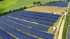 (co)   Bald ist es soweit: Am Donnerstag, 2. Juli, geht der Solarpark Hettstadt ans Netz. Vier Hektar ehemaliger Erdaushubdeponie hat die Firma SunTec Energiesysteme aus Wolkshausen dort mit zeltartig nach Ost und West ausgerichteten Modulen bestückt. Der Solarpark ist eine Besonderheit und dürfte deutschlandweit einer der größten mit Ost-West-Ausrichtung sein, sagt SunTec Geschäftsführer Florian Golinski. Die Hanglage sei dafür ausschlaggebend gewesen. Zum einen bewirke die Ost-West-Ausrichtung ein relativ einheitliches Lastprofil über den ganzen Tag. Zum anderen wurden 255 Watt-Hochleistungsmodule aus Staffelstein verbaut, die mit einer so genannten Blindleistungsbereitstellung Stabilität in die Netzversorgung bringen. Abnehmer des Hettstadter Stroms sind die Mainfranken-Netze GmbH Würzburg. Die Gesamtleistung wird mit 3900 kWp angegeben. Das übersteige in jedem Fall den Bedarf der umliegenden Gemeinden, freut sich Golinski mit Kompagnon Jochen Hilpert. An der Roßbrunner Straße, wo von 1993 bis 2003 die Hettstadter Erdaushubdeponie betrieben wurde, sind jetzt 15 312 Module und 48 Wechselrichter verbaut. Vier Investoren teilen sich das Park-Gelände. Laut Golinski wurden 92 Tonnen Stahl und 35 Tonnen Aluminium verbaut; Gesamtkosten: 4,3 Millionen Euro. Schöner Nebeneffekt für die Gemeinde: Die mit rund 60 000 Euro veranschlagte Rekultivierung der Deponie ist in das Solar-Park-Projekt eingeflossen.