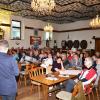 Fast voll besetzt: Mit über 70 Bürgern gut besucht war am Mittwochabend die Bürgerversammlung in Mainstockheim, die teilweise turbulent verlief. Themen waren neben den Gemeindezahlen über den Haushalt und die Einwohnerstatistik das Energie-Coaching und Probleme mit der Asylbewerberunterkunft.