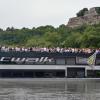 (am)   Die lauschige Sommernacht lud geradezu ein, um mit dem Bayern-3-Partyschiff „Catwalk“ über den Main zu schippern. Rund 400 Partywillige hatten das Glück, eine Karte zu ergattern. Los ging es an der Anlegestelle in Karlstadt. Auf dem Oberdeck erwartete die Gäste eine heiße Party-Zone unter freiem Himmel. Gute Freunde treffen und dabei tanzen, flirten und chillen. Punkt 20 Uhr machte die Crew die Leinen los und die Fahrt ging Richtung Gemünden. Ab 22 ging es dann im Mittel- und Unterdeck mit unterschiedlichstem Music-Mix in der Party-Location weiter.  Dafür sorgten DJ Tonic  und der B-3-Radio-Moderator „Jerry “ Gstöttner. Ob mit 18 oder mit 60 Jahren, auf dem Partyschiff war der richtige Sound angesagt und die Mitreisenden genossenen dabei die schönen Ausblicke wie auf die Karlburg.