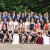 Gruppenfoto zum Abschied: 89 junge Erwachsene erhielten am Freitagabend am Lohrer Gymnasium ihr Reifezeugnis. Das Bild zeigt die Abiturienten zusammen Schulleiter Christian Conradi (rechts).