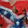 Protest gegen eine Flagge: Ein Demonstrant trägt ein zerfetztes T-Shirt, das die Konföderierten-Flagge zeigt. Der Attentäter von Charleston, Dylann Roof, hatte mit eben dieser Flagge auf Fotos posiert.