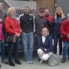 Stippvisite beim Ehrenmitglied: die Sulzfelder Biathlonfreunde mit Ricco Groß (Vierter von links) vor der Chiemgau-Arena.FOTO: Biathlonfreunde Sulzfeld