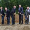 Spatenstich am Wertstoffhof Klingholz: Im Bild von links Wertstoffwart Albert Fiederling, Projektleiter  Coskun Doganci vom Ingenieurbüro Roth, Paula Höhn von der Firma Höhn Bau, der Giebelstadter Bürgermeister Helmut Krämer, Landrat Eberhard Nuß, der Reichenberger Bürgermeister Stefan Hemmerich, KU-Vorstand Alexander Schraml, Betriebsleiter Alexander Pfenning und Wertstoffwart Jürgen Spiegel.