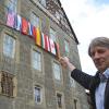 Internationale Besetzung: die Landesflaggen der Symposiumsteilnehmer an der Fassade des Nordflügels von Schloss Glücksburg. Dem Fördervereinsvorsitzenden Reinhard Keitel aus Weimar ist es zu verdanken, dass es seit 2007 wieder regelmäßig Keramiksymposien in Römhild gibt.