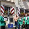 Gut gerüstet: Bei der Landwehrbräu in Reichelshofen nahmen die Faschingsstrategen des Narrhutia Aub das Festbier für ihre Jubiläumsfeier in Empfang.