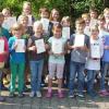 (regi)   29 Schüler erhielten für ihre sportlichen Leistungen bei den diesjährigen Bundesjugendspielen in der Grundschule Untereßfeld eine Ehrenurkunde. Insgesamt absolvierten 79 Kinder die Disziplinen Werfen, Weitsprung und 50-Meter-Lauf und gaben ihr Bestes. Der Langstreckenlauf war bereits im Vorfeld abgenommen worden. Nach dem offiziellen Teil ging es mit Spiel und Spaß weiter beim Sackhüpfen und Tauziehen. Schulleiterin Anja Erhart konnte insgesamt 26 Siegerurkunden vergeben. Über Ehrenurkunden konnten sich 29 Kinder freuen: (vordere Reihe von links) Marlon Palm, Lars Wacker, Jana Wiesner, Paul Schneidawind, Anna Werner, Anna-Lena Eberlein, Hannes Fell, Chiara Leicht, Lea Pelzl, Emilia Benkert, Hannah Gerstner, Lara Bardroff, dahinter (zweite Reihe von links) Daniel Kobzev, Jannik Gollhardt, Noah Götz, Silas Lerche, Felix Warmuth, Lauris Werner, Amelie Nies, Tim Fell, Arne Albert, Lilly Bötsch sowie (dritte Reihe von links) Luis Werner, Antonia Gerstner, Lea Ebner, David Werner, Leon Apler  und Romeo Grüb. Nicht auf dem Bild ist Emily Müller.
