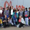 (mr)   Die eritreischen Flüchtlinge aus dem Waldhaus im Würzburger Steinbachtal haben auf Einladung das Modeunternehmen s.Oliver in Rottendorf besucht. Die Idee, die Flüchtlinge in das s.Oliver Headquarter einzuladen, entstand, als die Flüchtlinge beim Africa Festival beim Auf- und Abbau halfen. Im s.Oliver Outlet Rottendorf wurden die jungen Männer vormittags eingekleidet und erhielten ein komplettes Outfit, inklusive Shirts, Jacken und Hosen. Nach einem gemeinsamen Mittagessen in der Kantine des Unternehmens gab es weitere spannende Programmpunkte für die Gruppe. Bei einem spielerischen Austausch besprachen s.Oliver-Azubis und Immigranten kulturelle Besonderheiten in Deutschland und Eritrea, wie zum Beispiel Nationalgerichte, beliebte Sportarten und lokale Prominente. Auch die unterschiedlichen Bildungssysteme wurden erläutert sowie Möglichkeiten der Ausbildung in Deutschland, insbesondere auch bei s.Oliver, aufgezeigt. Der Ausbildungsberuf Fachkraft für Lagerlogistik wurde von einem s.Oliver-Azubi genauer vorgestellt.