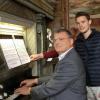 Kirchenmusiker Bernhard Seelbach (links) an der Kleinbardorfer Orgel, assistiert von seinem  Sohn Benedikt.