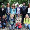 Willkommen: Die Gastschüler aus Maguu in Tansania haben schon erste Freundschaften mit ihren Gastgerbern aus Deutschlang geschlossen. Im Bild (stehend von rechts) Organisator Wilfried Güntner, Schulleiterin Christine Seufert und der stellvertretende Schulleiter der St. Luise High School, Edgar Kapinga.