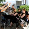 Am Nachmittag zog im Kastaniengarten zur Kaffee- und Kuchenzeit die B 27 Bigband der Sing- und Musikschule die Besucher mit einer Mischung aus Bigband-Sound und Swing-Klassikern der 30er Jahre sowie moderneren Adaptionen und Kompositionen unter Leitung von Waldemar Oberst in ihren Bann, moderiert durch Bruno Winter.