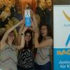 Engagement zahlt sich aus: Sarah Elsner, Freya Stäblein und Franziska Helm (von links) haben am Martin-Pollich-Gymnasium einen Sponsorenlauf für sauberes Trinkwasser durchgeführt und wurden dafür mit einem Sonderpreis als Unicef-Juniorbotschafterinnen geehrt.