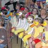 (ra)   „Schildi sucht einen Freund“ hieß das Spiel mit Gesang, das die Kleinen beim Kindergartenfest im vollbesetzten Lülsfelder Gemeinschaftshaus aufführten. Wochenlang hatten sie mit Kindergartenleiterin Monika Sauer und Kindergartenhelferin Dora Biegner geprobt. Nun konnte die Wasserschildkröte endlich einen Freund suchen. Aber sowohl die Eichhörnchen, die Marienkäfer oder die Schmetterlinge, als auch die Hühner und Enten hatten Ausreden. Selbst das Pferd und die Libelle wollten Schildi nicht als Freund haben. Nachdem die traurige Schildkröte eine Schildkrötendame rettete, heirateten die beiden und waren nicht mehr allein. Weiter hatte das Kindergartenteam drei Spielstationen zum Thema „Tiere“ aufgebaut. Das Schildkröten-Wettrennen, der Hühner-Eierlauf und das Schmetterling-Nektarsaugen sorgten für Begeisterung bei den Kindern. Für eine Tanzgruppe aus dem Kindergarten hatten einige Musiker der Blaskapelle Lülsfeld eine Eigenkomposition parat.