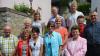 (heu) Mit einem Festgottesdienstes, den Anton Väth an der Orgel begleitete, feierten in Tiefenthal elf Gemeindemitglieder ihre Erstkommunion vor 25, 40, 60 oder gar 70 Jahren. Glaube und Christsein sei, so Pfarrer Matthias Wolpert, keine rein persönliche Sache, sondern etwas, das gegenseitige Teilnahme und Verantwortung füreinander in sich trage. Nach dem Gottesdienst fand man sich dann zu einem Glas Sekt vor der Kirche zusammen. Mit der Überreichung der Urkunden an Irma Kaufmann, Hermine Engelhart, Wiltrud Müller (alle 70 Jahre), Albert Lang, Erna Scheuring (beide 60 Jahre), Christine Kaufmann, Anette Riedmann, Angelika Wittmeier, Bernd Neßwald, Volker Fischer (alle 40 Jahre) und Manuela Altheimer (25 Jahre), klang das kirchliche Jubiläum aus. Das Foto zeigt (von links, vorne) Albert Lang, Christine Kaufmann, Anette Riedmann, Irma Kaufmann, (Mitte) Hermine Engelhart, Angelika Wittmeier, Wiltrud Müller, Pfarrer Matthias Wolpert und (oben) Manuela Altheimer, Bernd Neßwald und Volker Fischer.