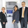 Neu gestaltet: Die Banker Gudrun Hein, Anita Höhn und Manfred Hauck (von links) testen den neuen Geldautomaten in der Genobank-Filiale in Fladungen.