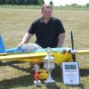 (gh)   Der Wernecker Benedikt Simon hat den Schwabenpokal nach Unterfranken „entführt“. Dem für die Modellbaufreunde Volkach startenden Modellflugsportler gelang es am Samstag, in der Klasse F3A-X Sport Erwachsene beim Schwabenpokal des MLV Krumbach durch eine hervorragende Flugleistung das schwäbische Pokalfliegen zu gewinnen. Rund 30 Teilnehmer in drei Wertungsklassen waren dazu angetreten. Benedikt konnte sich nach drei Wertungsflügen und unter Applaus der anwesenden Piloten am Ende durchsetzen. In der Klasse F3A-X sind Kunstflugmodelle mit Elektro- oder Benzinmotoren und einer Flügelspannweite bis 2,6 Metern erlaubt, die ein Gesamtgewicht von zehn Kilo haben.