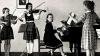 Musikunterricht Ende der 50er Jahre in der Mozartschule: Die Klasse spielt die Kindersinfonie von Joseph Haydn, Barbara Schlick ist die junge Dame am Klavier.   SCHLICK