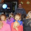 Aufmerksame Zuhörer: Jürgen Väth erläutert in seiner Sternwarte das Sonnensystem.