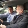 Vom Fachmann geprüft: Fahrlehrer Ralf Steinbacher (links) berät Adolf Kubik. Wer seine praktischen Kenntnisse auffrischen will, kann dies sogar im eigenen Wagen tun.