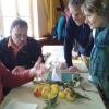 Die Experten vor einem Rätsel: Die Sortenbestimmung anhand der Früchte brachte zunächst keine Erkenntnis. Doris Pokorny von Bayerische Verwaltungsstelle des Biosphärenreservats im Gespräch mit dem Pomologen Jan Bode (links) beim Hausener Apfelmarkt.