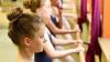 Tanzsaal im Keller: Kinder, Jugendliche und Erwachsene lernen bei der Tanzschule „Dance Steps“ im ehemaligen Schulgebäude klassisches Ballett, Flamenco oder Hip Hop. Der Saal ist mit Tanzteppich und Spiegelwand ausgestattet.