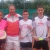 (urs) Ganz vorne mischte der Tennis-Nachwuchs des TC Marktheidenfeld bei den unterfränkischen Meisterschaften auf der Anlage des TC Schönbusch Aschaffenburg mit. Die Schützlinge von Trainer Vesko Georgiev erreichten zwei Finaleinzüge sowie einen dritten Platz. Leonardo Dimitrov (U 16) musste sich nach einem hochklassigen Match im Halbfinale dem späteren Turniersieger Julius Sommer (Aschaffenburg) geschlagen gegeben und erreichte so Platz drei. In ihren U-12-Konkurrenzen gelang den jüngsten TCM-Nachwuchstalenten, Fynn Schöfer und Carmen Hock, sogar der Einzug ins Finale. Beide unterlagen jedoch dort den an Nummer eins gesetzten Laurenz Link (Gerbrunn) und Marielena Münch (Versbach). Im Bild die erfolgreichen Marktheidenfelder: (von links) Carmen Hock, Trainer Vesko Georgiev, Fynn Schöfer und Leonardo Dimitrov.