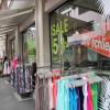 (bjk)   Die Gemündener Filiale der Modekette „Tropics“ in der Scherenbergstraße schließt nun doch. „Wir schließen“ verkünden Aushänge in den Schaufenstern. Bernhard Bocks, Geschäftsführer der Modekette aus Bad Neustadt, sagt auf Anfrage, dass die Filiale zum 31. Juli schließt. Grund: Die Räumlichkeiten seien zu klein, passende größere Räume hätten sich in Gemünden nicht gefunden. Im Februar hatte Bocks mitgeteilt, dass er gerne in Gemünden bliebe und sich nach größeren Räumlichkeiten umsehe.