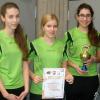 Pokalsieger: Leonie Dünisch (von links), Lisa Back und Celine Katzenberger haben den unterfränkischen Eckhardt-Pokal für Mannschaften auf Kreisebene gewonnen. Mit den Mädchen freut sich Abteilungsleiter und Trainer Hubert Katzenberger.