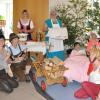(rsf)   Zum 15. Mal haben Eltern von Kindergartenkindern ein Theaterstück einstudiert. In diesem Jahr führten sie das Märchen „Frau Holle“ mit selbstverfassten Texten auf. Kerstin Sauer, die zusammen mit Anke Heusinger und Jeannette Hub für die musikalische Begleitung sorgte, hatte sogar zwei Lieder getextet und vertont. Kindergartenleiterin Petra Klopf freute sich über den zahlreichen Besuch der Vorstellungen, deren Einnahmen für Holzpferde verwendet werden, auf denen die Kinder „reiten“ können. Eine weitere Aufführung findet beim Kindergartenfest am Sonntag, 14. Juni, um 17.45 Uhr statt. Das Fest steht unter der Schirmherrschaft von Bürgermeister Friedel Heckenlauer, da die Einrichtung auf ihr 20-jähriges Bestehen zurückblickt. Festbeginn ist um 13 Uhr, um 13.30 Uhr zeigen die Kinder eine Zeitreise durch die vergangenen Jahrzehnte. Von 14 bis 17 Uhr sorgen die Jongliergruppe Firlefanz und das Main Spielmobil für die Unterhaltung der Gäste. Im Bild (von links) Kerstin Sauer, Petra Bäunlein, Claudia König, Lara Kruizenga, Jennifer Hey, Sonja Schäd und Jeanette Hub als der Hahn.