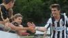 Jubeln mit den Stars von Morgen: Junge Fans am Hausener Sportplatz klatschen einen Spieler von Paok Saloniki ab. Foto: Hopf
