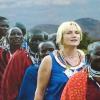 (sho)   Sister Angelika, bekannt als „Mama Massai“ kommt nach Ulsenheim. Auf Einladung von Waltraud Haag und Meta Haager ist „Mama Massai“ mit sechs Massai am Samstag, 13. Juni in Ulsenheim zu Besuch. Sie wird am Nachmittag um 14.30 Uhr im Gemeindehaus für Kinder und deren Mütter und am Abend um 20 Uhr in der Kirche über ihre Projekte in der Massaisteppe berichten. Angelika Wohlenberg-Kinsey lebt seit 32 Jahren in Tansania bei dem stolzen Hirtenvolk, den Massai. Dieses Volk kämpft ums Überleben, weil ihr Lebensraum bedroht ist. Weniger Regen und vermehrte Trockenperioden, der immer kleiner werdende Lebensraum, neue Krankheiten und vieles mehr bedrohen ihre Existenz. „Mama Massai“ hat es sich zur Aufgabe gemacht, Wege der Hilfe zu finden, das Überleben der Massai zu sichern und deren Würde und Kultur zu bewahren. Sie koordiniert viele Projekte und wird dabei vom deutschen Verein „Hilfe für die Massai“ unterstützt, so die Pressemitteilung.