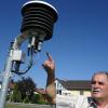 Moderne Technik auf der grünen Wiese: Wetterbeobachter Hilmar Mauer kontrolliert die Temperaturmessanlage seiner Wetterstation in Merkershausen. Jetzt wurde er für seine 25-jährige ehrenamtliche Tätigkeit als Wetterbeobachter vom Deutschen Wetterdienst ausgezeichnet.