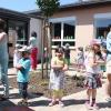 Aufführung der Kindergartenkinder: Die Kinder sangen bei ihrem Auftritt anlässlich der Segnung der neuen Kinderkrippe, die an den Kindergarten in Lülsfeld angebaut wurde, unter anderem über das Zusammengehören der Generationen.