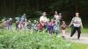 (mhk)   Zu einer besonderen Waldführung hatte der evangelische Kindergarten Uettingen eingeladen. Die Kinder der Hasen- und der Schmetterlingsgruppe erlebten mit ihren Erzieherinnen einen Vormittag im Uettinger Wald, im Rinkenthal. Der Jäger, Hans Joachim Engler, Mitpächter des Gemeinschaftsjagdreviers Uettingen III und der Falkner der Greifvogelauffangstation Oberaltertheim, Harald Dellert, erzählten vom Lebensraum und der Nahrung der Tiere und Vögel im Walde. Nachwuchsjäger Luca Fuchs, neun Jahre alt und ehemaliges Kindergartenkind, unterstützte seinen Opa bei den jägersprachlichen Bezeichnungen der Eltern- und Jungtiere. Der Höhepunkt des Tages waren die Fuchs- und Dachsbauten, die von den Kinder vor Ort besichtigt wurden. Als  Anschauungsmaterialien wurden Haar- und Federviehpräparate, Schautafeln und sogar echte Eulen und Uhus verwendet. Um das Ganze zu Hause zu vertiefen, bekamen die Kinder noch Bücher mit Vorlesegeschichten und Bastelbögen mit. Fürs leibliche Wohl sorgten Bürgermeister Heribert Endres und Familie Engler. Die gespendeten Wienerle, Bretzeln und Getränke mundeten allen hervorragend, heißt es in der Pressemitteilung des Kindergartens, die mit Dankesworten schließt: „Für den gelungenen Tag bedanken sich die Kinder und das Kiga-Team bei allen Beteiligten. Es war ein lehrreicher und unvergesslicher Tag.
