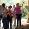 Landfrauen-Austausch: Brandburger Landfrauen besuchen die Main-Spessart-Landfrauen und informieren sich auf dem Hof von Anton Fleckenstein.