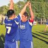 Lass uns feiern: Jahn-Spielertrainer Yu Shimamura (links) feiert mit Torjäger Marcel Krug nach dem 3:0-Sieg seines Teams gegen Schwebheim den Klassenerhalt in der Kreisliga.