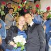 (novo)   Bei seiner dritten Trauung als Standesbeamter hatte Bürgermeister Thorsten Wozniak die angenehme Pflicht, die Hochzeit von Jungstadträtin Christine Dittmeier mit Albin Tantaro zu vollziehen. Mitglieder des Stadtrats und von gerolzhofenAKTIV standen mit roten Rosen Spalier auf der Treppe hoch zum Trau- und Sitzungssaal im Alten Rathaus. Später wurde die Bleichstraße am Dittmeier'schen Geschäft zur großen Polterfeierzone. Im August hat Wozniak übrigens die Ehre, erneut ein Stadtratsmitglied zu verehelichen. Der Gerolzhöfer Bürgermeister hat sich bekanntlich ausbedungen, nur Menschen persönlich zu trauen, zu denen er einen besonderen Bezug hat.