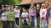 (gi)   Einer schönen Tradition folgend haben die elf Retzstadter Kommunionkinder einen Teil ihrer Geschenke weitergeschenkt. Der 16-jährige Moritz Urlaub ist aufgrund einer fortschreitenden Muskelerkrankung auf einen elektrischen Rollstuhl angewiesen. Für den Kauf eines behindertengerechten Autos mit Rampe hatten Freunde und Bekannte ein kleines Grillfest bei den Retztal-Lamas organisiert, in dessen Verlauf die Kinder 100 Euro übergaben. Weitere 80 Euro kommen der Elterninitiative leukämie- und tumorkranker Kinder Würzburg zugute. Schließlich pflanzten die Kommunionkinder zusammen mit der Kirchenverwaltung zwei Zierkirschen und zwei Weiden an der Kreuzkapelle und übernahmen die Kosten für einen Baum in Höhe von 150 Euro gemäß ihres Gottesdienstmottos „Wir sind alle Früchte in Gottes Garten“.