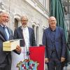 Freude beim Iphöfer Bürgermeister Josef Mend: Soeben hat er von den Planern Walter Böhm, Reinhold Jäcklein, Stefan Schraut und Andreas Gundelach (von links) den symbolischen Schlüssel für das neue Dienstleistungszentrum der Stadt Iphofen erhalten.